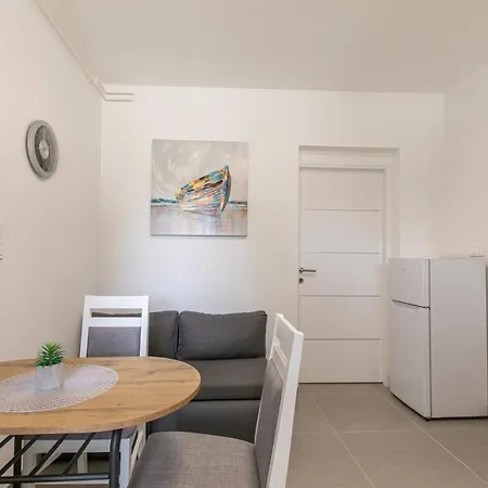 Apartament Tina Stinjan *
