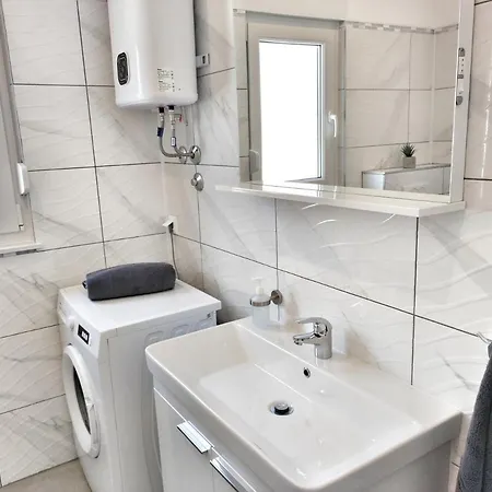 Apartament Tina Stinjan *